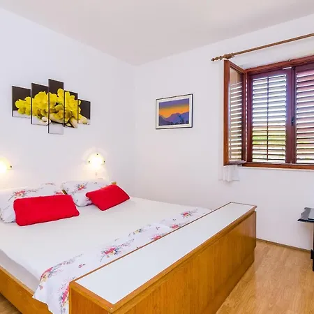 Maro - Three Bedroom With Balcony *