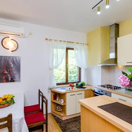 Maro - Three Bedroom With Balcony Mokošica