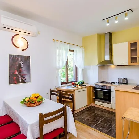 Maro - Three Bedroom With Balcony *