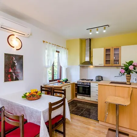 Maro - Three Bedroom With Balcony *
